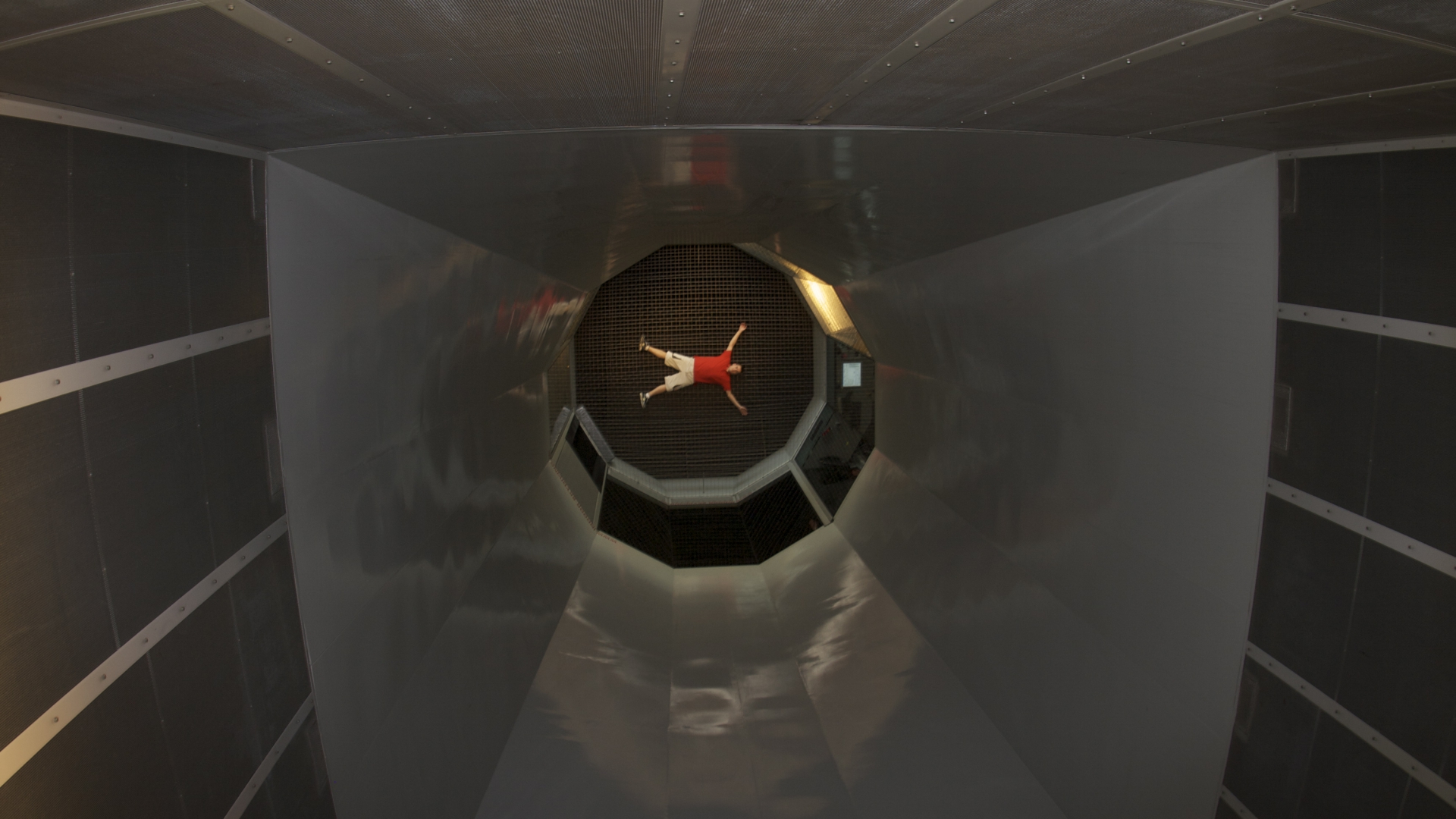 Indoor-Skydiving-Bottrop_Tunnelansicht-oben_Foto-P.Volk-Kopie-2